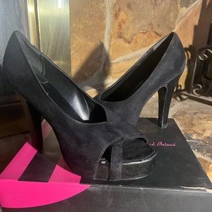 Suede peep toe